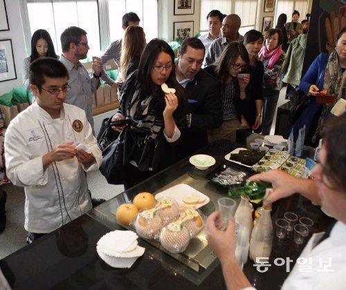 미국 뉴욕 맨해튼 요리교육연구소에서 19일 개최한 ‘한국의 맛 재해석’ 시식행사에 참가한 뉴욕의 유명 셰프들이 한국 음식과 소주, 막걸리 등을 맛보고 있다. 뉴욕=박현진 특파원 witness@donga.com