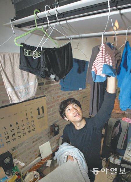 학교에서 생활하는 조선종 씨가 동아리방 천장에 설치된 냉온풍기에 빨래를 널고 있다. 의왕=장승윤 기자 tomato99@donga.com