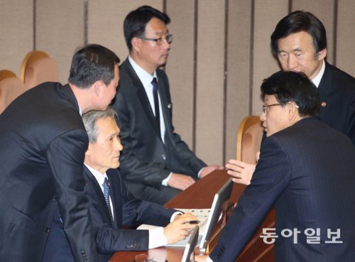 대정부질문 준비



20일 국회에서 열린 외교·통일·안보 분야에 대한 대정부질문에서 김관진 국방부 장관(왼쪽에서 두 번째)이 새누리당 윤상현 원내수석부대표와 얘기하고 있다. 김 장관 왼쪽은 김남식 통일부 차관, 윤 부대표 오른쪽은 윤병세 외교부 장관. 이훈구 기자 ufo@donga.com