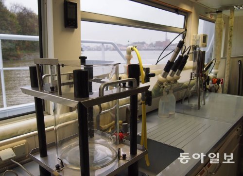 막스프뤼스 연구소 내부 모습. pH, 전기전도도, 수온, 용존산소량, 지표 생물 등 다양한 수질 측정을 위한 실험 장비가 마련돼 있다. 바이엘 제공