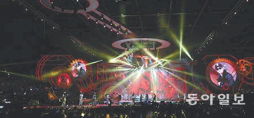 홍콩의 밤 수놓은 K팝 22일 홍콩에서 열린 ‘엠넷 아시안 뮤직 어워드(MAMA)’에서 자우림, 이하늘, 박재범, 엑소의 카이 등 케이팝을 대표하는 한국 가수들이 화려한 오프닝 공연을 하고 있다. CJ E&M 제공