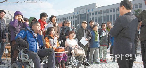 22일 오후 2시 반 인화학교성폭력대책위원회가 광주지법 앞에서 인화학교 성폭력 사건 손해배상 1심 판결에 대한 기자회견을 열고 있다. 광주=이형주 기자 peneye09@donga.com