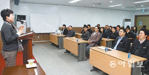 23일 대구 북구 칠성동 롯데백화점 대구점 강의실에서 허정원 번개시장 상인연합회장(왼쪽)이 백화점 직원들에게 친절서비스를 주제로 강의하고 있다. 장영훈 기자 jang@donga.com