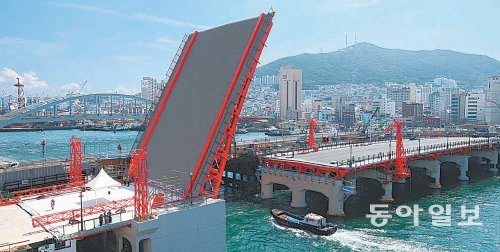 유명 관광상품이 될 영도다리가 27일 개통된다. 롯데쇼핑이 1100억 원들 들여 완공해 시에 기부한 이 다리는 47년 만에 도개 기능이 복원됐다. 동아일보DB