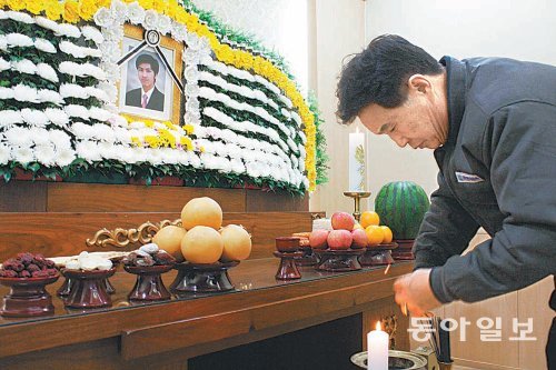 22일 광주 광산구 신가동 한 병원 장례식장에 마련된 샤인왼투 씨의 빈소에 (주)현대금속 사장 김일성 씨가 분향을 하고 있다. 이형주 기자 peneye09@donga.com