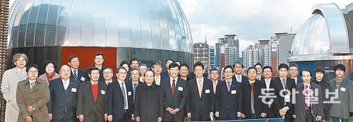 도심 천문대인 ‘과학동아 천문대’ 개관기념식이 25일 서울 용산구 청파로 동아사이언스 사옥 옥상에서 열렸다. 이날 행사에 참석한 김재호 동아일보 사장 겸 채널A 회장(앞줄 왼쪽에서 여섯 번째)과 오명 KAIST 이사장(앞줄 왼쪽에서 다섯 번째), 김두희 동아사이언스 사장(앞줄 왼쪽에서 네 번째) 등이 기념촬영을 하고 있다. 최영준 동아사이언스 기자 jxabbey@donga.com