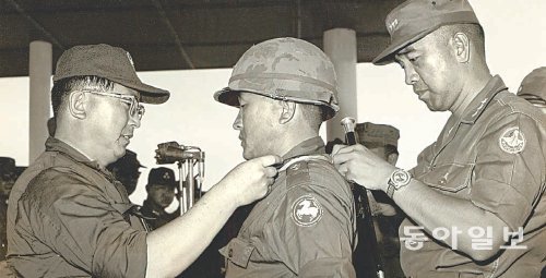 1968년 1월 베트남을 방문한 정일권 당시 국무총리(왼쪽)와 함께 백마부대 장병에게 훈장을 수여하고 있는 채명신 주월 한국군사령관(오른쪽). 동아일보DB