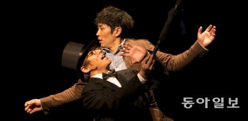 1917년 파리의 에릭 사티(앞·박호산)와 2013년 서울의 영화감독 지망생(김태한)이 시공을 비틀어 조우하는 장면. 안산문화재단 제공