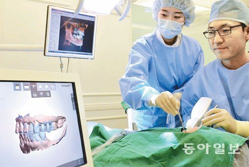 손병섭 에스플란트치과병원 원장이 아나토마지 가이드 임플란트 수술 전에 3차원(3D) 오랄 스캐너를 사용해 환자의 치아 상태를 확인하고 있다. 에스플란트치과병원 제공