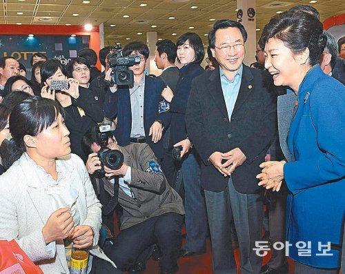 26일 서울 강남구 삼성동 코엑스에서 열린 ‘2013 시간선택제 일자리 채용 박람회’에 참석한 박근혜 대통령이 여성 구직자와 대화하고 있다. 이날 박 대통령은 시간선택제 일자리에 대한 정책 지원을 약속했다. 청와대사진기자단