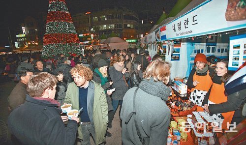 지난해 열린 ‘유러피안 크리스마스 마켓’의 모습. 올해는 29, 30일 서울 성북구 성북천 분수마루에서 유럽
정취를 맛볼 수 있다. 서울 성북구 제공