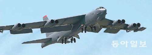 미국이 중국의 방공식별구역(ADIZ)에 투입한 B-52 전략폭격기와 같은 기종의 비행기. 미 국방부는 “B-52 두 대가 동부 시간 기준 25일 오후 7시(한국 시간 26일
오전 9시) 중국이 일방적으로 설정한 ADIZ 상공에서 훈련 비행을 했다”며 “오래전부터 계획된 훈련”이라고 설명했다. 동아일보DB