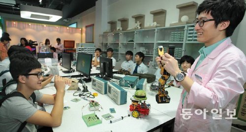 전국 880여 주민자치센터에서 운영 중인 ‘생활과학교실’에서 청소년들은 자신의 아이디어를 다양한 장비를 이용해 직접 제작해 볼 수 있다. 한국과학창의재단 제공