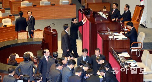 與 투표하고… 野 항의하고… 28일 황찬현 감사원장 후보자 임명동의안이 여당 단독으로 강행처리되자 민주당 전병헌 원내대표(단상 앞 안경 쓴 사람)가 의장석 앞에서 강하게 항의하고 있다. 전 원내대표 뒤는 민주당 정성호 원내수석부대표. 이훈구 기자 ufo@donga.com