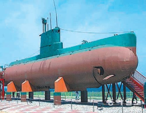 1996년 동해안에서 노획한 북한 상어급 잠수함 모습. 이란은 이 잠수함의 기술이 적용된 가디르급 잠수함을 운용해 왔으나 이번에 이보다 1.7배 이상 큰 파테흐급 잠수함이 위성사진으로 식별됐다. 동아일보DB