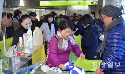 27일 부산 연제구 지하철 연산역에서 열린 부산도시철도 예술제에서 관람객들이 녹색구매지원센터가 전시해 놓은 친환경 제품을 관심 있게 지켜보고 있다. 한국환경산업기술원 제공