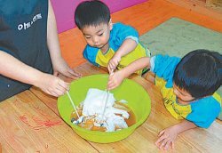 자연탐구 ‘색이 변해요!’ 감물들이기 활동을 통해 염색 과정을 경험한다. 색이 변하는 과정을 통해 자연스럽게 탐구과정을 학습한다.