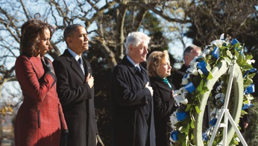 버락 오바마 미국 대통령과 미셸 여사 부부, 빌 클린턴 전 대통령과 힐러리 전 국무부 장관 부부(왼쪽부터)가 11월 20일 케네디 전 대통령 묘역을 찾았다.