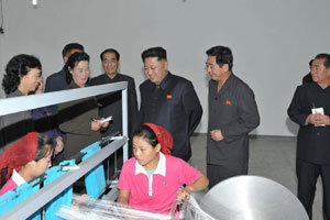 김정은 북한 노동당 제1비서가 10월 13일 평양의 한 섬유공장을 방문해 이른바 ‘현지지도’를 하고 있다.