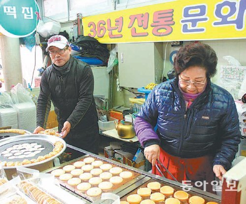 36년째 대전역 앞 중앙시장에서 풀빵을 만들고 있는 ‘문화빵’ 주인공 방숙자 씨(오른쪽)와 아들 황의석 씨. 이기진 기자 doyoce@donga.com