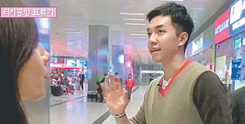 이승기(가운데)는 터키에서 빠릿빠릿한 짐꾼 역할을 하는 대신에 스스로 짐이 돼 ‘짐승기’란 별명을 얻었다. tvN 방송 화면 촬영