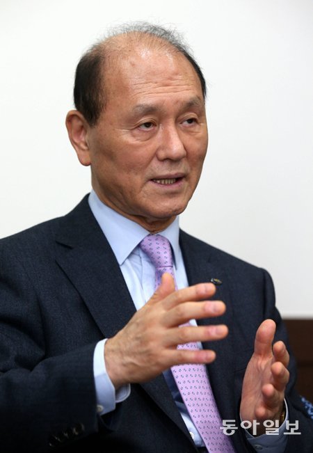 최광 국민연금공단 이사장이 8일 서울 송파구의 공단 집무실에서 국민연금의 미래에 대해 얘기하고 있다. 최 이사장은 연금 규모가 더욱 커지면 기금운용본부를 복수 체제로 운영해 경쟁시키는 방법을 모색하겠다고 설명했다. 장승윤 기자 tomato99@donga.com