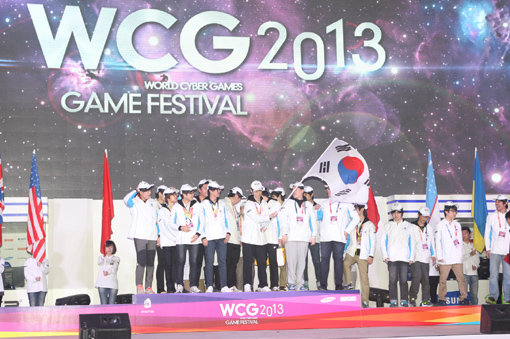 1일 중국 쿤산 국제컨벤션센터에서 열린 ‘WCG(월드사이버게임즈) 2013’ 그랜드 파이널에서 통산 8번째 종합우승을 차지한 한국 대표선수들이 시상대에서 우승 세리머니를 하고 있다. 쿤산(중국)｜김명근 기자