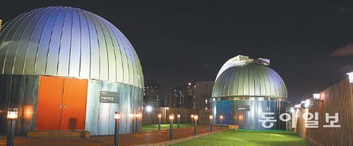 서울 도심 한복판인 용산구 청파로에 들어선 과학동아천문대의 모습. 서울 도심 속에서도 아이들이 우주를 관측하고 과학을 체험해 과학자의 꿈을 키울 수 있는 곳이
많다. 과학동아천문대 제공