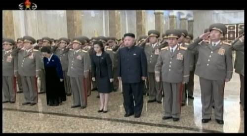 평양 금수산태양궁전을 참배하고 있는 김정은 북한 국방위원회 제1위원장 (오른쪽에서 세 번째), 부인 이설주(네 번째), 고모부 장성택(두 번째) 조선중앙통신