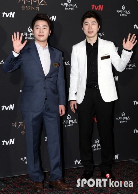프로게이머 홍진호, 임요환(오른쪽)이 3일 오후 서울 CGV 상암에서 열린 tvN `더 지니어스2: 룰브레이커` 시사회에 참석해 포즈를 취하고 있다. 사진=스포츠코리아 제공