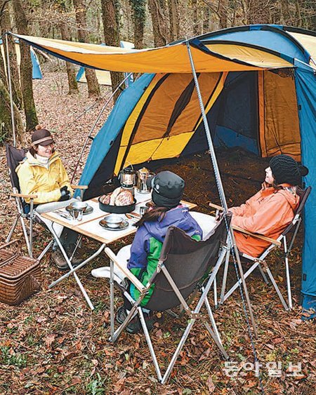 소나무 숲 속에 자리잡은 야영장. 트레킹이 끝나면 미리 준비된 테이블에 앉아 캠핑 요리를 즐길 수 있다.