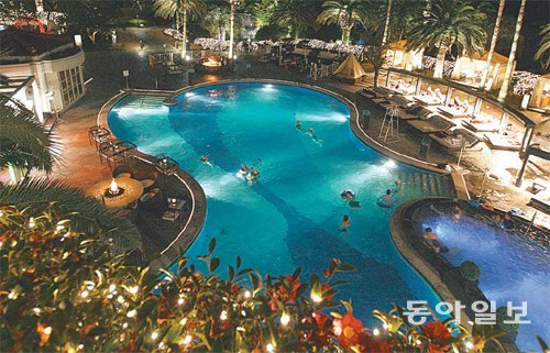 제주신라호텔의 ‘문라이트(달빛) 스위밍’은 겨울밤에도 수영을 즐길 수 있도록 온수풀과 자쿠지 시설을 갖췄다. 제주신라호텔 제공