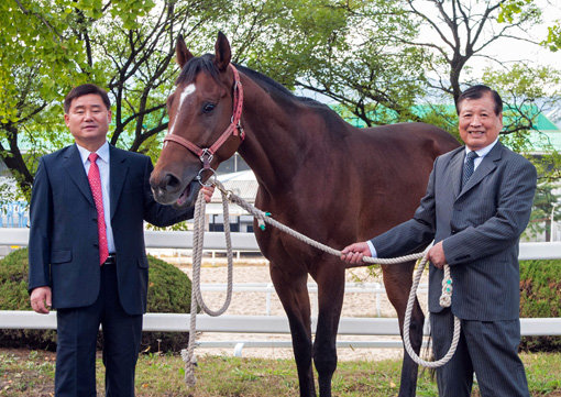 경주마의 이름으로 기부하는 나눔문화가 한국경마의 새로운 전통으로 자리잡고 있다. 현역 최강 국산마 ‘지금이순간’ 마주 최성룡(오른쪽) 씨와 지용철 감독은 대상경주 상금 6500만원을 ‘지금이순간’의 이름으로 불우이웃돕기 성금으로 기탁했다. 사진제공｜한국마사회