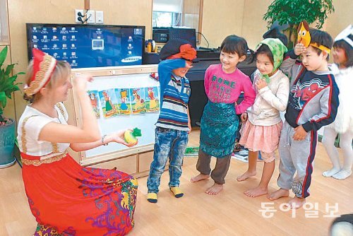 서울 구로생명숲어린이집에서 어린이들이 러시아 전통 복장 차림의 외국인 강사(왼쪽)에게서 다른 나라의 문화와 관습을 배우는 다문화 교육을 받고 있다. 생명보험사회공헌재단 제공