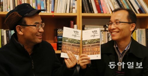 마을잡지 ‘성북동 사람들의 마을이야기’를 만든 최성수 씨(왼쪽)와 김홍식 씨는 서울 성북초등학교 선후배사이다. 박영대 기자 sannae@donga.com