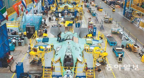 미국 남부 텍사스 주 포트워스에 있는 록히드마틴의 F-35 생산공장. 이곳에서는 앞 뒤 중간 동체와 날개 등 네 부분을 따로 제작 조립해 한 달에 17기의 전투기를 생산한다. 록히드마틴 제공
