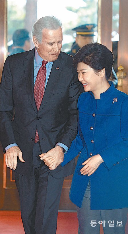 박근혜 대통령(오른쪽)이 6일 오전 청와대를 예방한 조 바이든 미국 부통령을 맞아 손을 잡고 방명록 작성대
쪽으로 안내하고 있다. 청와대사진기자단