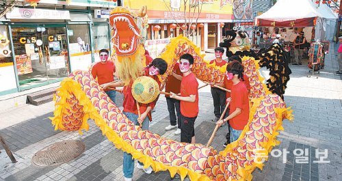 2005년부터 매년 10월 대구 중구 종로2가 화교거리에서 열리는 중국문화축제는 대구의 명물이 됐다. 축제에서 선보이는 중국 전통 용춤을 위한 용 모형. 중구 제공