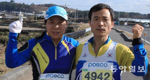 마라톤 풀코스를 나흘 연속 달리는 ‘2013 제주 4데이 국제마라톤대회’에 참가한 전상배(오른쪽), 김명순 씨 부부가 2007년 대회 개최 이후 처음으로 부부가 함께 완주하는 기록을 세웠다. 제주=임재영 기자 jy788@donga.com
