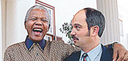 1998년 넬슨 만델라 당시 남아프리카공화국 대통령(왼쪽)이 그의 옛 간수 크리스토 브랜드 씨와 다시 만나 어깨동무를 하며 활짝 웃고 있다. 출처 CBS방송