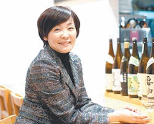 아베 신조 일본 총리의 부인 아키에 여사가 최근 자신이 경영하는 선술집에서 인터뷰를 하는 모습. 월스트리트저널 인터넷판 캡처