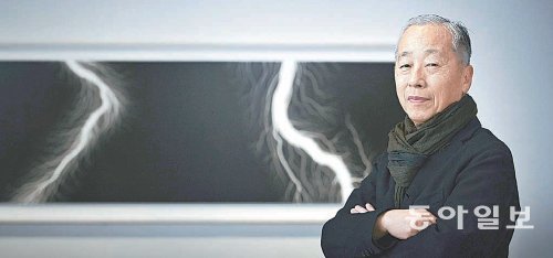 전기봉을 이용한 실험에서 탄생한 ‘번개 치는 들판’과 함께한 히로시 스기모토 씨. 리움미술관 제공