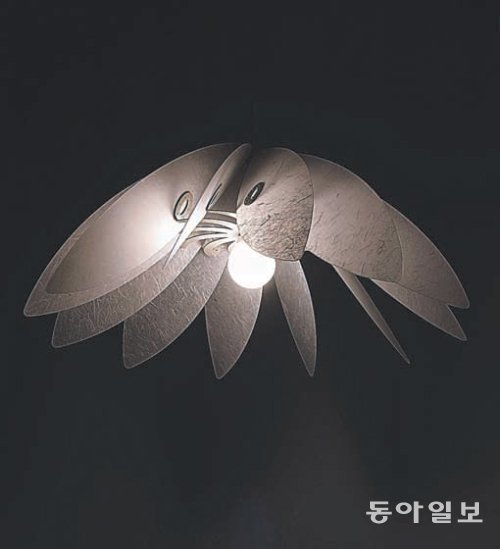 반투명 한지 아크릴로 만든 김동현의 조명. 빛나는 꽃술을 감싼 꽃잎 같다. 갤러리 로얄 제공