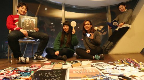 공연기획자로 변신한 인디 음악 팬 4명이 자신들의 소장품(사인 음반, 사인북, 사인픽, 공연 입장권과 팔찌)을 펼쳐 보였다. “일부만 들고 나왔어요. 다 합치면 서교동 거리를 덮을 정돈데…우리 집에서 찍을걸 그랬나?” 왼쪽부터 키치킴, 횬주, 딩손, 진수. 김재명 기자 base@donga.com