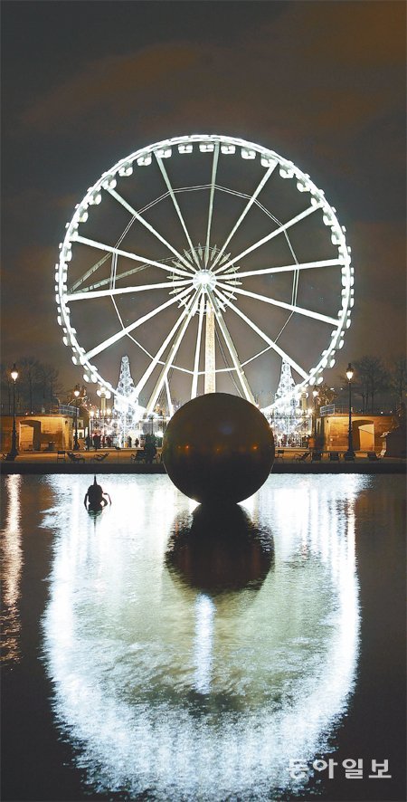 크리스마스를 앞두고 지난달 27일 프랑스 파리 콩코르드 광장에 설치된 페리스 대회전 관람차는 화려한 조명으로 장식돼 있다. 65m 높이의 관람차에서는 샹젤리제 거리, 개선문, 에펠탑 등 파리시내를 한눈에 볼 수 있다. 게티이미지코리아 제공