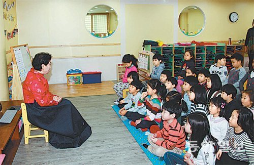 이야기 할머니로 활동 중인 공옥희 씨가 지난주 서울의 한 유치원에서 아이들에게 전래동화를 들려주고 있다. 공옥희 씨 제공
