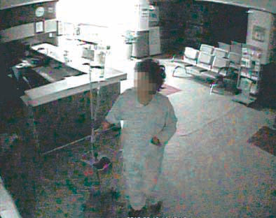 지난해 8월 12일 서모 씨가 병원 2층 치료실에서 나오는 모습이 찍힌 폐쇄회로(CC)TV화면. 서 씨가 치료실에서 성폭행을 당하고 나오는 모습이라는 게 경찰의 설명이다.