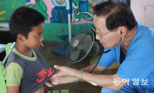 6일 한국 구호단체 ‘굿피플’ 의료팀이 태풍 하이옌의 최대 피해지역인 필리핀 타클로반에 설치한 임시병원에서 환자를 진료하고 있다. 굿피플 제공