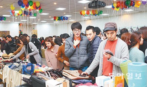 12일 서울 용산구 한남동 제일기획 본사에서 열린 불우이웃돕기 바자에서 임직원들이 물품을 고르고 있다. 제일기획 제공