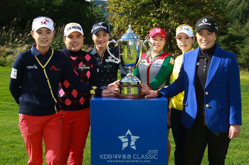 한국 여자프로골퍼는 2013년 해외투어에서 22승을 합작하며 전성시대를 이어갔다. ‘원조 골프여왕’ 박세리를 시작으로 15년째 세계무대를 휩쓸고 있는 여자골프 스타들이 지난 9월 KLPGA 투어 KDB대우증권클래식 출전을 위해 한 자리에 모였다. 왼쪽부터 최나연, 박인비, 유소연, 장하나, 김자영, 박세리. 사진제공｜KDB 대우증권